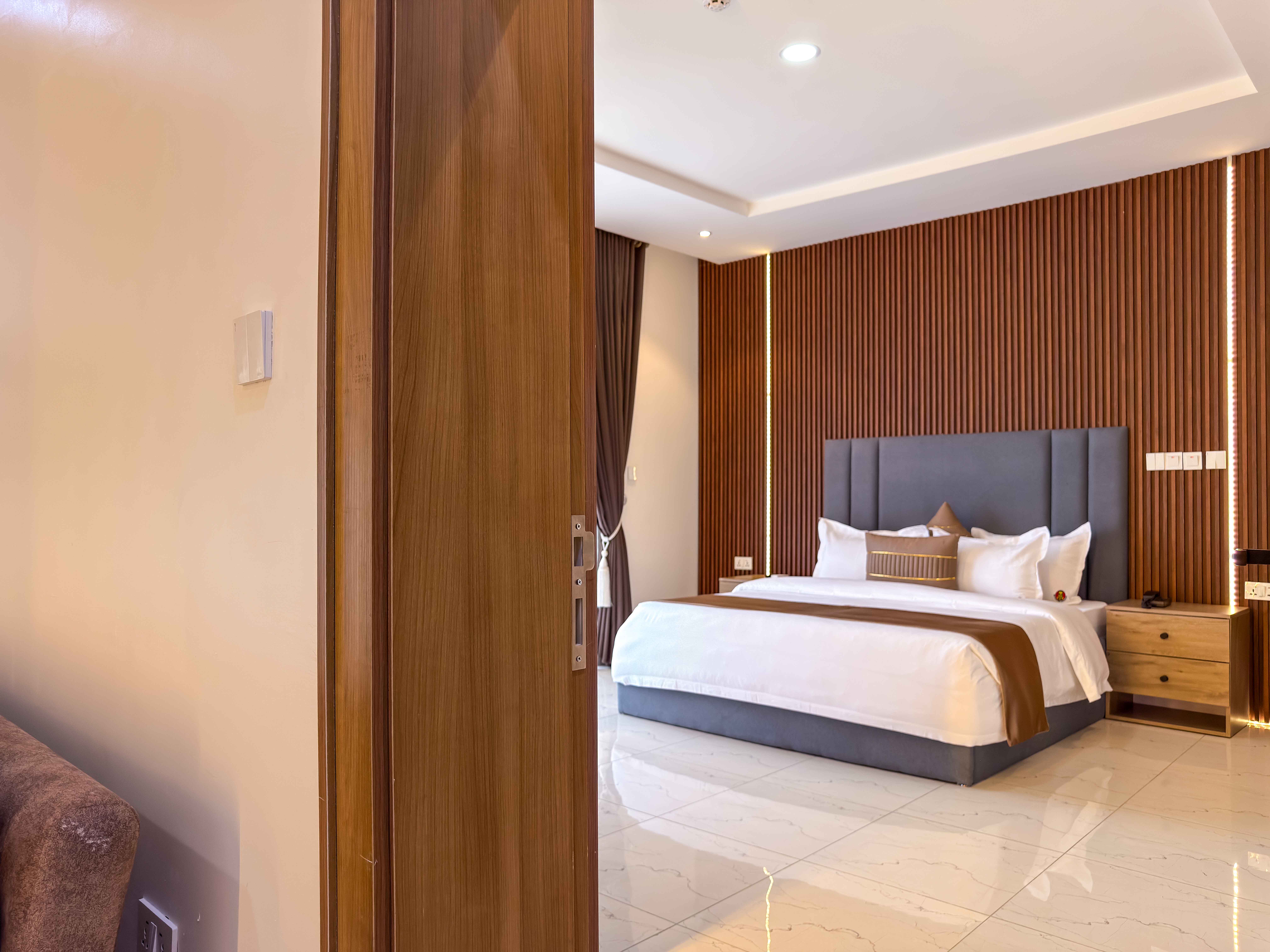 Executive Suite - Image 4